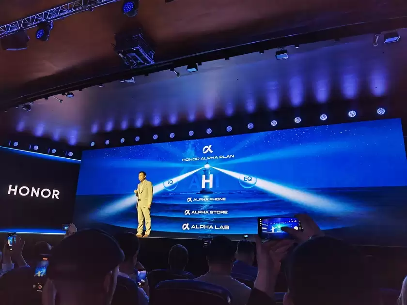 荣耀提出AHI理念 CEO李健：人工智能须兼备智能度与生命感