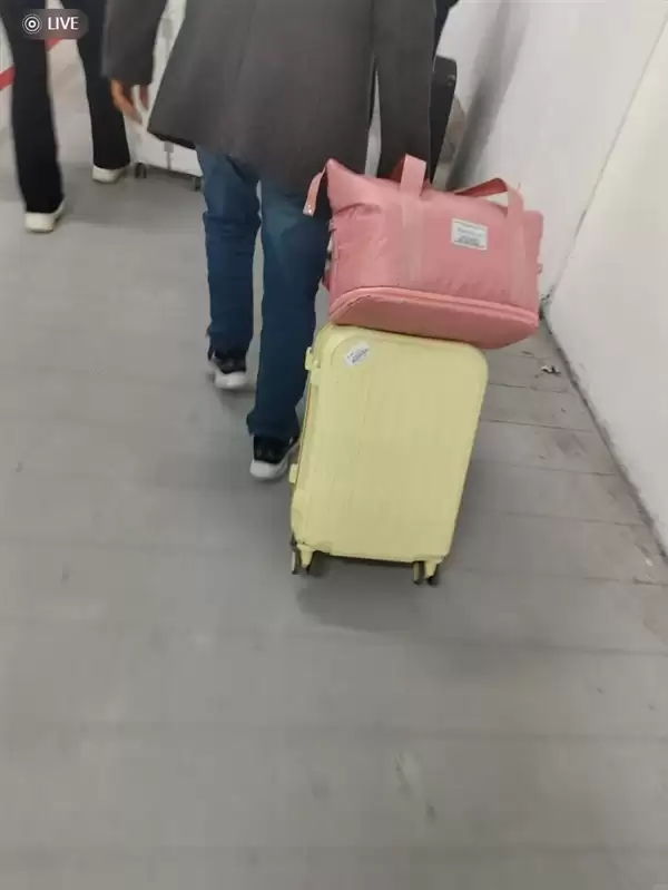 父亲买短途车票上车送女儿感动全网：网友看完全泪目