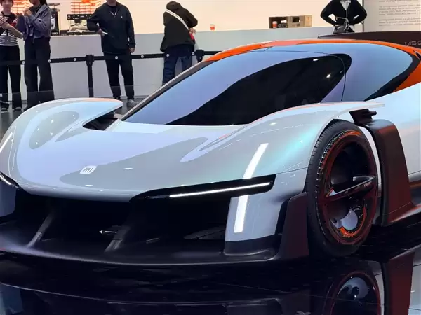 小米超跑实车线下展示 雷军：1:8大车模成本非常贵 有多少人想要