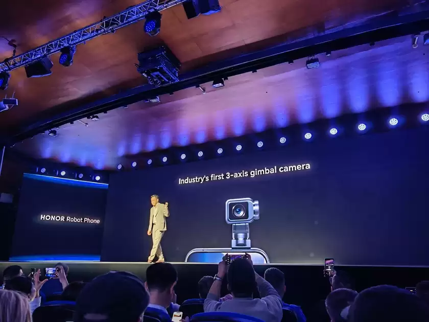 荣耀Robot Phone亮相MWC CEO李健:手机不应是“无聊黑色方块” 荣耀Robot Phone亮相MWC CEO李健:手机不应是“无聊黑色方块”