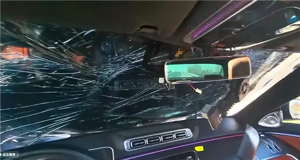 奔驰高速上引擎盖突然弹开 砸碎玻璃视野全无!车主修车花了十几万