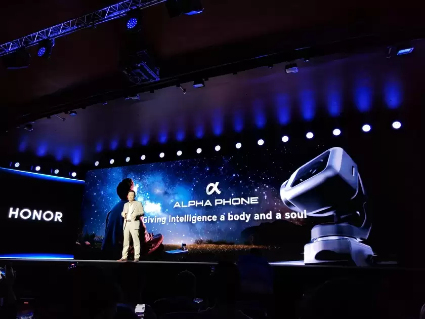 荣耀提出AHI理念 CEO李健：人工智能须兼备智能度与生命感