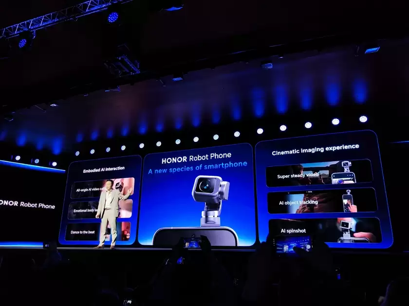 荣耀Robot Phone亮相MWC CEO李健:手机不应是“无聊黑色方块” 荣耀Robot Phone亮相MWC CEO李健:手机不应是“无聊黑色方块”