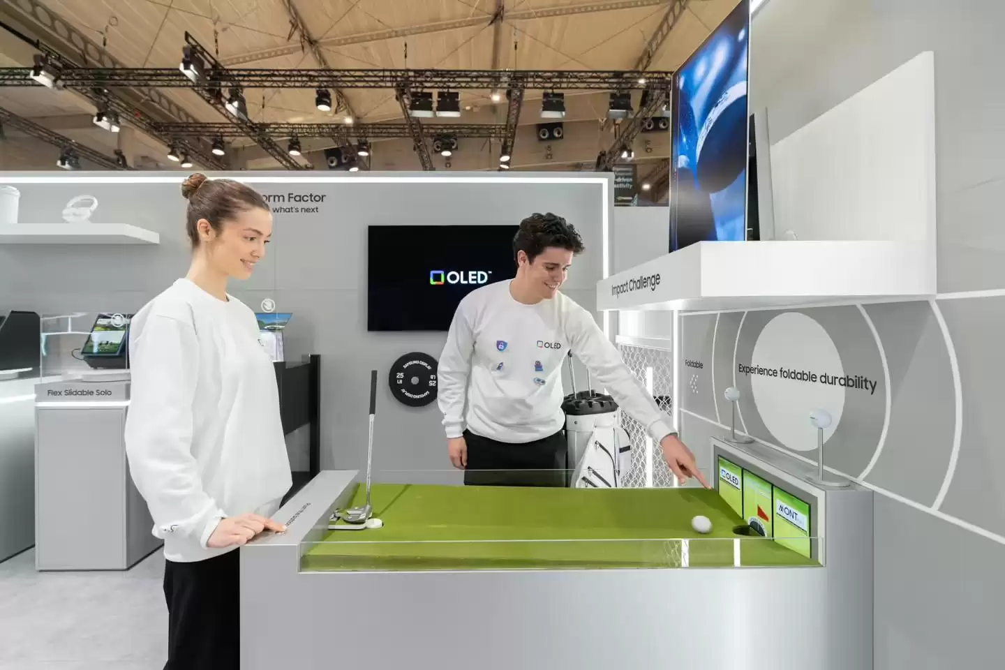 三星显示MWC进行高尔夫推杆、篮球投篮测试,展示可折叠OLED耐用性