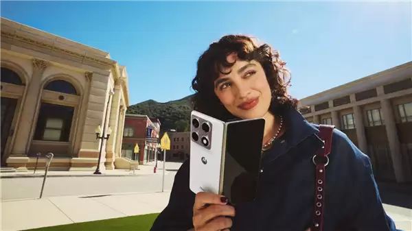 联想moto首款大折叠！moto razr fold国行暂定第二季度发布