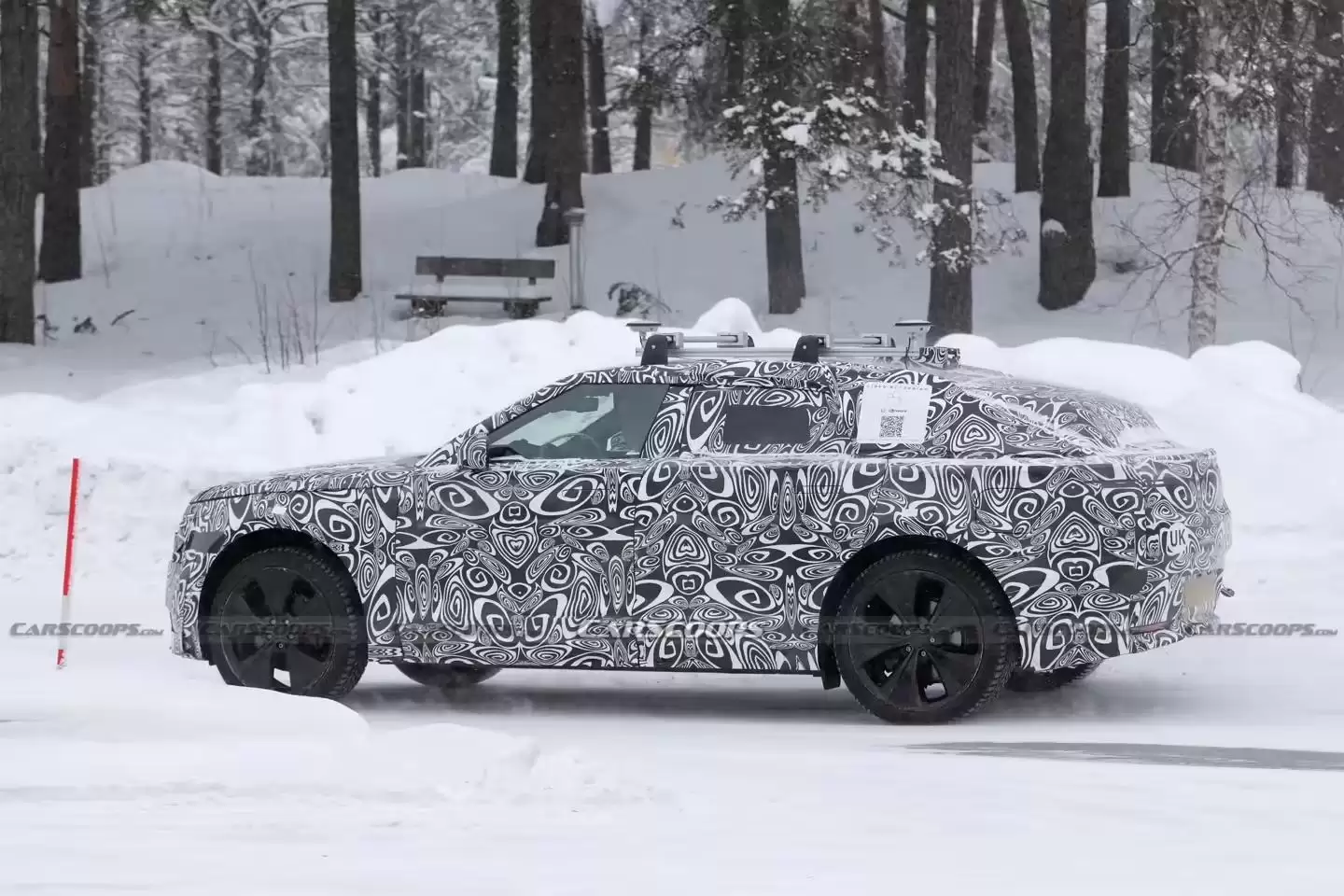 纯电版路虎揽胜星脉SUV路测图曝光:低趴车身、隐藏式门把手