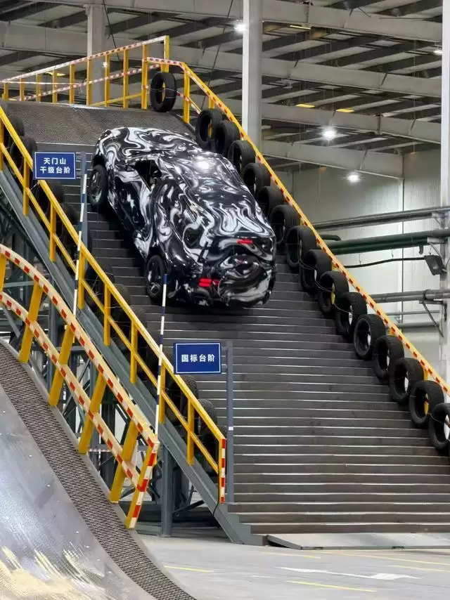 比亚迪把天门山天梯搬进厂房:新款仰望U8完成超千次极限爬坡测试