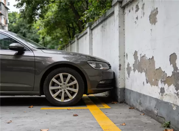 车辆违停被建筑物坠落玻璃砸中 车损14多万谁负责?法院判了