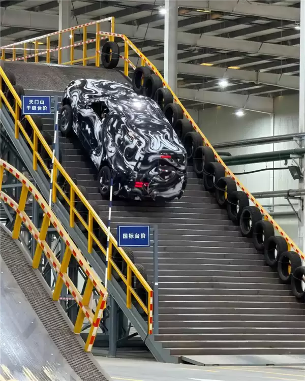 比亚迪把天门山天梯搬进厂房:伪装测试车完成超千次爬坡实验