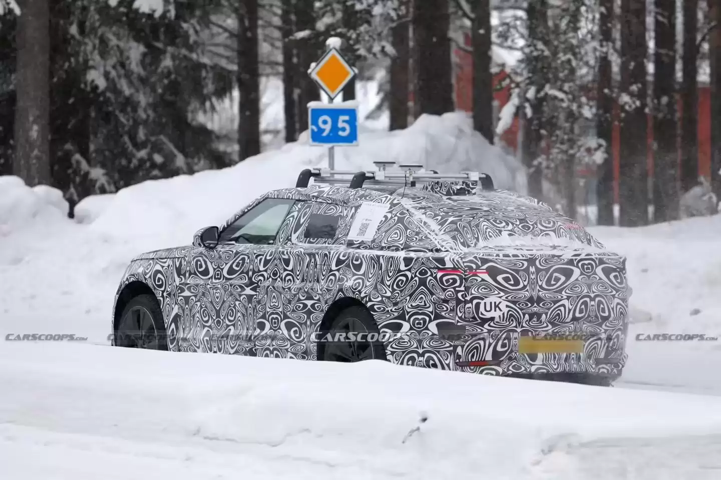 纯电版路虎揽胜星脉SUV路测图曝光:低趴车身、隐藏式门把手