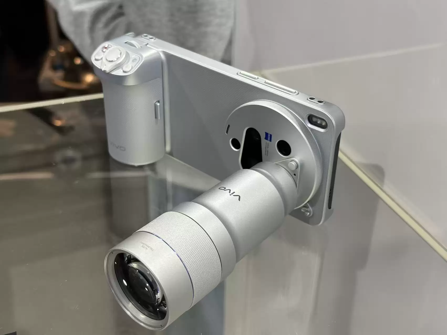 vivo X300 Ultra MWC全球首秀 专业摄影装备塞进手机