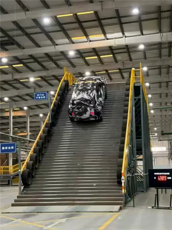 比亚迪把天门山天梯搬进厂房:伪装测试车完成超千次爬坡实验