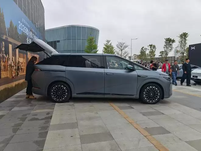 30.98万起交个朋友！2026款小鹏X9纯电版首搭第二代VLA上市