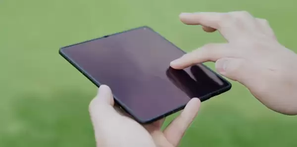 MWC惊现OPPO Find N6:超平整设计惊艳全场!老外盛赞