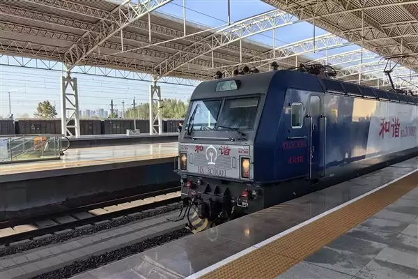 K731次列车硬座下躺人引热议 铁路部门辟谣:信息不实