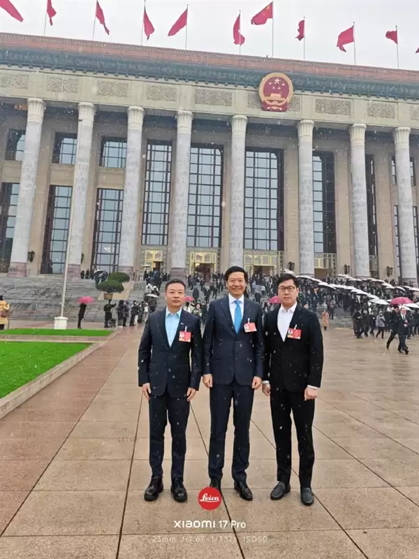 三人两会建议一览!雷军晒跟何小鹏、姚劲波合影照:妥妥的C位