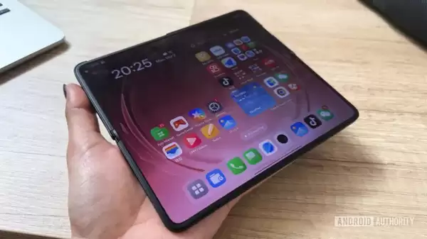 MWC惊现OPPO Find N6:超平整设计惊艳全场!老外盛赞