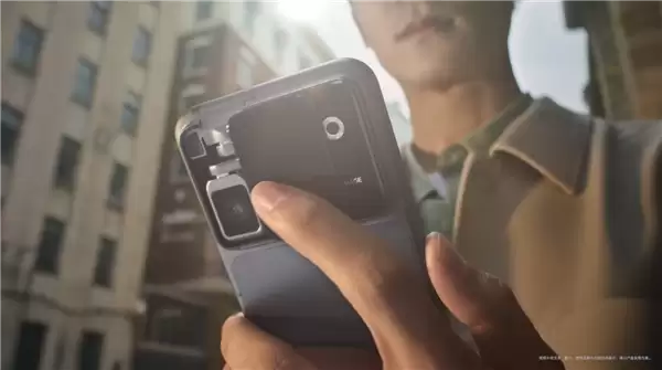 颠覆形态!全球首款机器人手机登场 影石CEO刘靖康点赞荣耀Robot+Phone:杰作