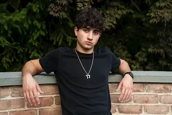 下载量超1500万次 19岁天才少年做AI应用年入2亿!