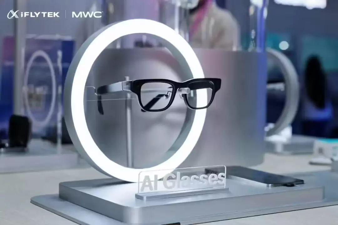 科大讯飞AI眼镜亮相MWC 2026：多模态同传翻译+仅重40克