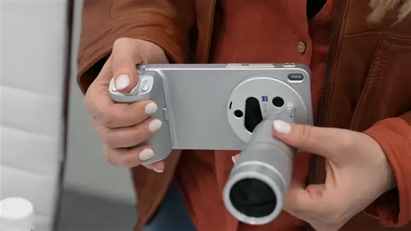 等深微曲屏谢幕！vivo X300 Ultra回归直屏：京东方供货 直屏党的春天来了