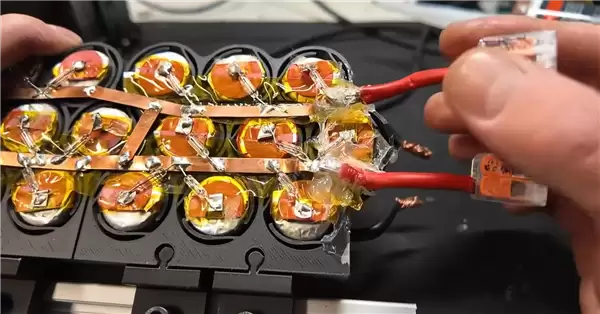 博主用500颗电子烟电池打造汽车动力电池：支持USB-C充电