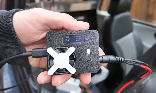 博主用500颗电子烟电池打造汽车动力电池：支持USB-C充电