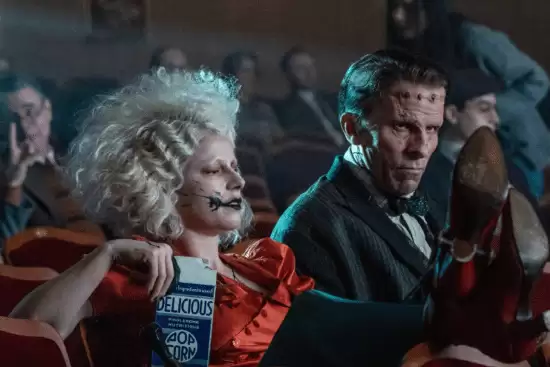 《黑暗新娘!》导演:华纳抗议我尺度太大 不能舔呕吐物