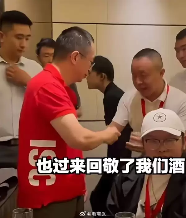 百万网红给周鸿祎敬酒被指遭无视 当事人：两年前的事被过度解读