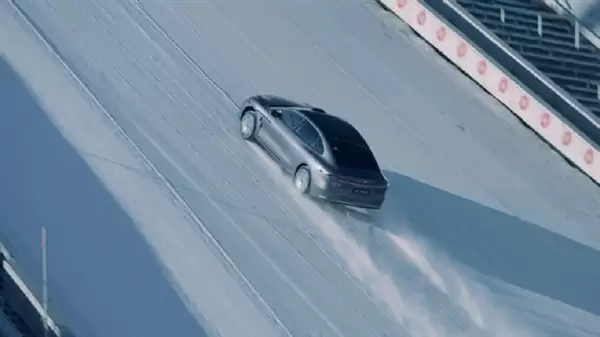 坡长125米+垂直落差87.9米！昊铂A800创最高最长雪地跳台爬坡纪录