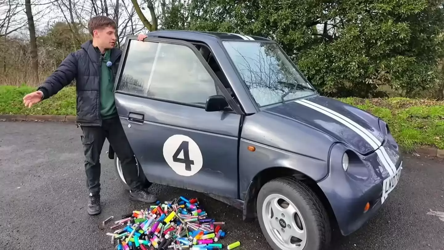 全球首台USB-C充电汽车？博主用500颗电子烟电池打造动力电池