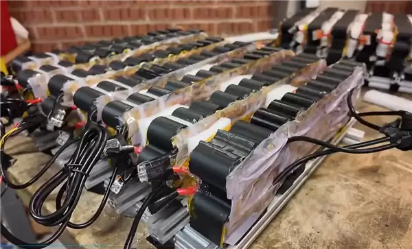 博主用500颗电子烟电池打造汽车动力电池：支持USB-C充电