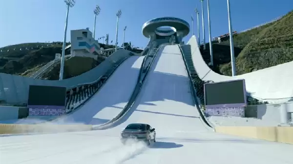 坡长125米+垂直落差87.9米！昊铂A800创最高最长雪地跳台爬坡纪录