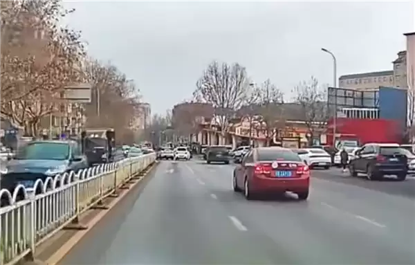 踩死刹车还是刹不住!翻浆导致早晚路面湿滑:博主亲授行车技巧