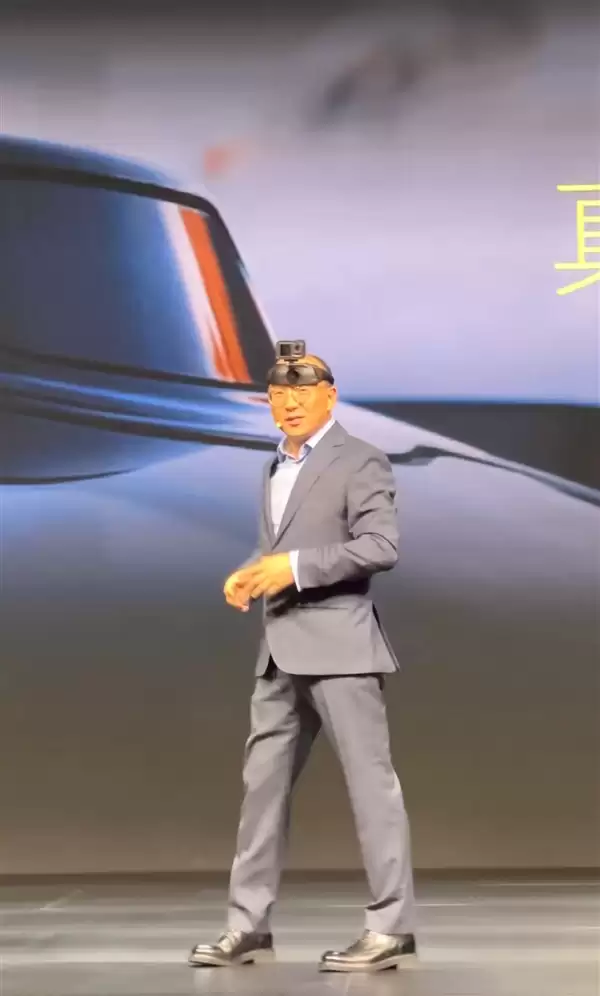 莲花CEO头戴相机讽刺车顶激光雷达 网友:升降摄像头手机咋没了呢