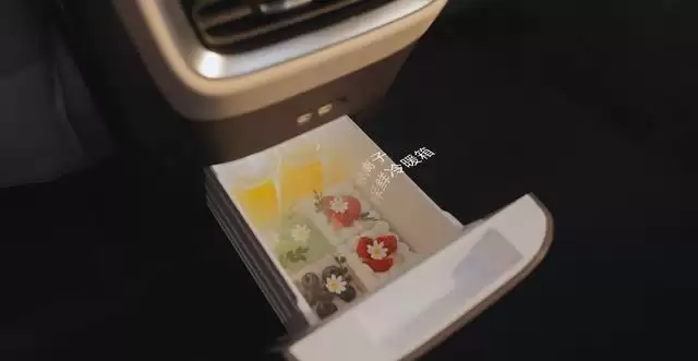 别克至境E7大五座SUV内饰亮相:零重力躺椅、保鲜冷暖箱等