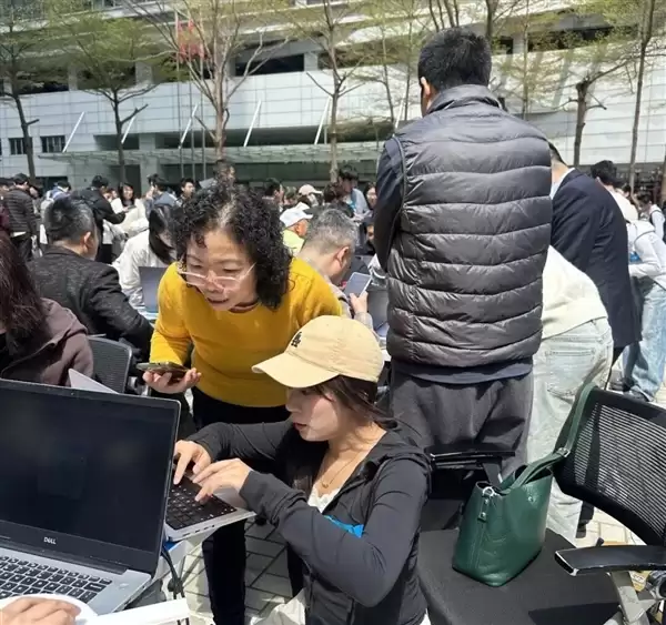 鹅厂门口爆满了!腾讯工程师在总部楼下免费安装OpenClaw