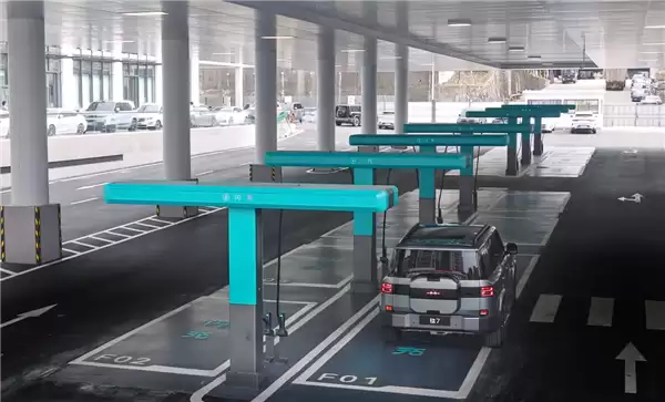 对用户最友好的充电桩 比亚迪发布闪充桩:悬吊设计、插拔不费劲