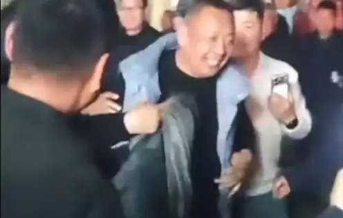 河南一村庄自办歌舞晚会 于东来蒙着脑袋围观被抓包 被主持人邀请上台:我是偷偷来玩的