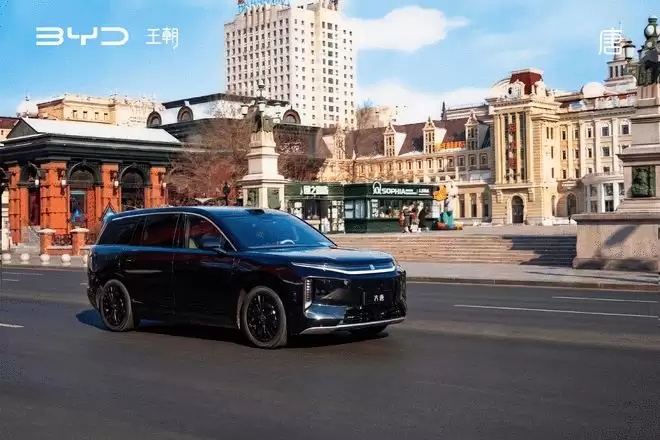 比亚迪大唐首发：三排七座大型旗舰SUV 续航950公里 后轮转向