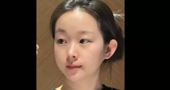 南京33岁女子长相幼态常被认成小学生网上爆火 进网吧都被拒:本人回应