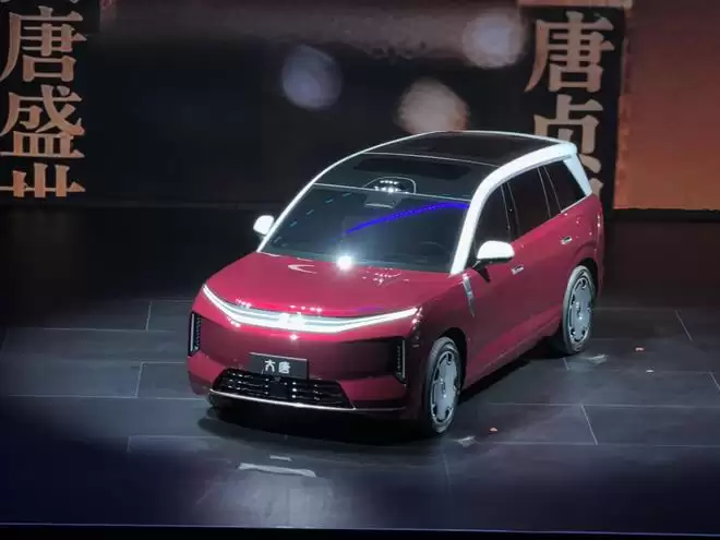 比亚迪大唐首发：三排七座大型旗舰SUV 续航950公里 后轮转向