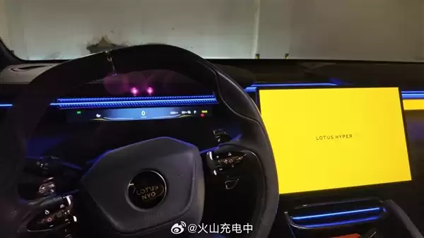 莲花CEO头戴相机讽刺车顶激光雷达 网友:升降摄像头手机咋没了呢