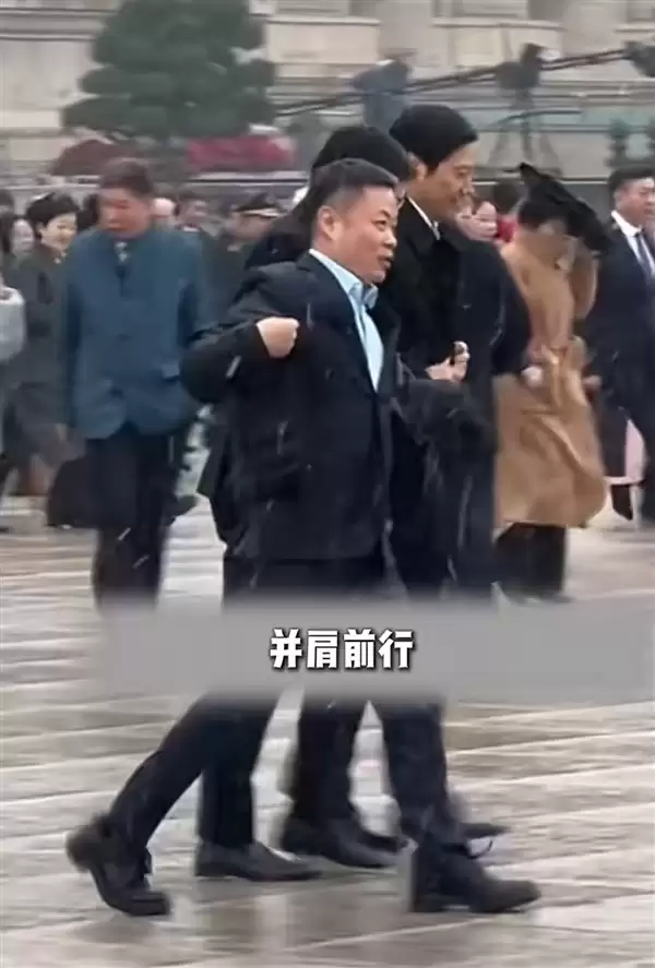 与雷军、姚劲波时隔3年再同框！何小鹏一个细节藏着20年友谊