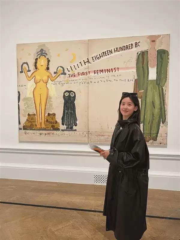 章泽天现身巴黎时装周看秀：听超模和纪梵希家族媳妇聊天