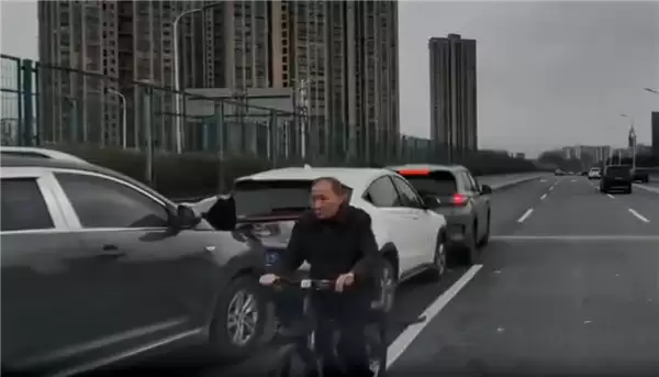 大爷骑自行车高架上逆行:致多车连环追尾