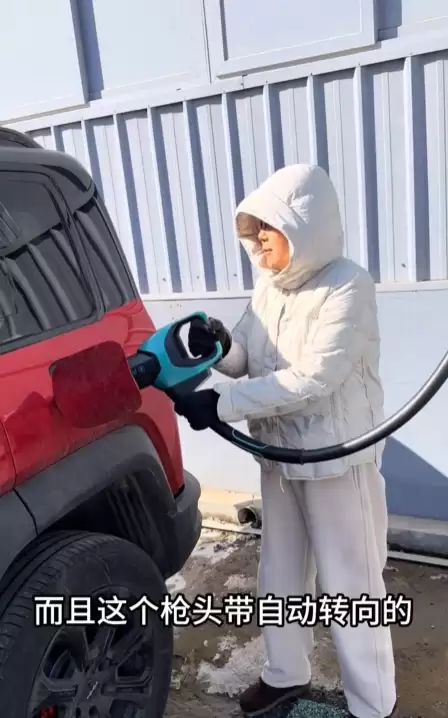 花甲老太实测比亚迪闪充桩：悬吊设计超人性 一点儿不费劲