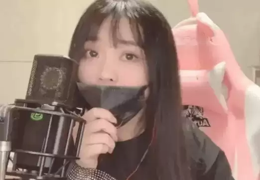 小团团复播首秀引爆全网：3D虚拟形象亮相，绝地求生直播收获34万打赏