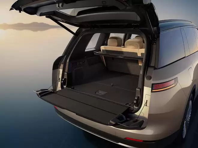 它的二排是个儿童床 领克900五座版还真玩出了差异化精致化