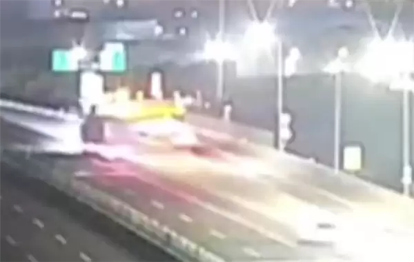 错过路口竟在高速上掉头!司机:不危险啊 不然我得走多少冤枉路